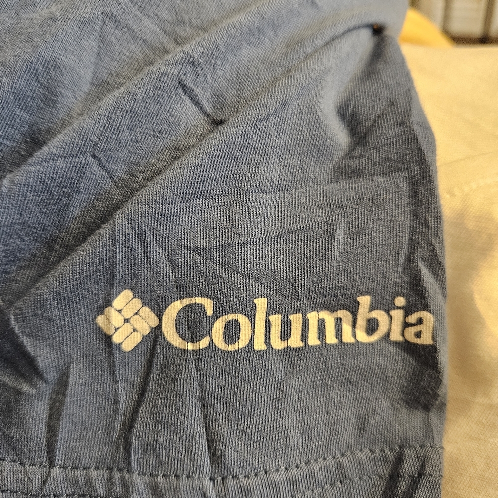 👕 2/$20 Columbia Tshirt - Picture 5 of 5